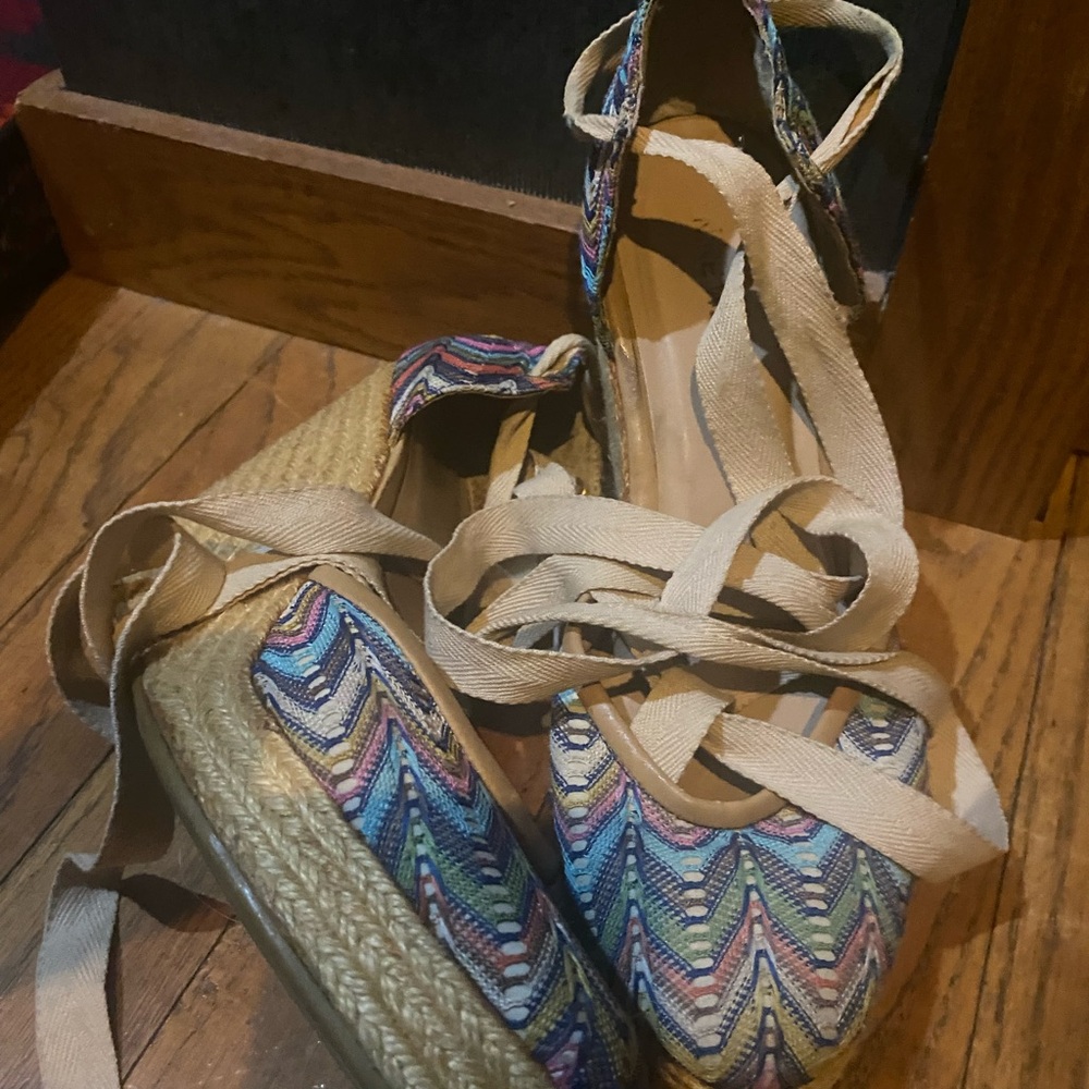 Nine West wedge dandelion in size 8